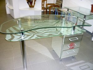 Стеклянный стол